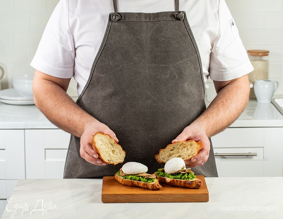 На нижнюю часть теплого круассана выложите пюре из зеленого горошка, затем жареные шампиньоны, а сверху — яйцо пашот.