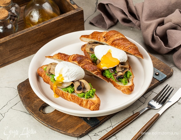 Накройте второй половинкой круассана и подавайте.