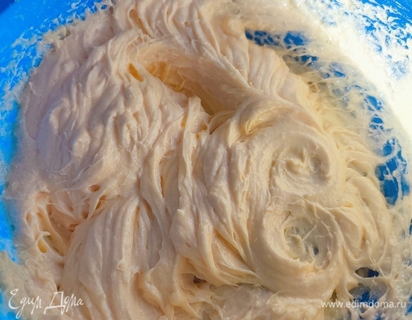 Мягкое сливочное масло взбить с сахаром в течение 5 минут. Потом добавить яйца. Добавлять по одному. И после каждого взбивать 2 минуты.