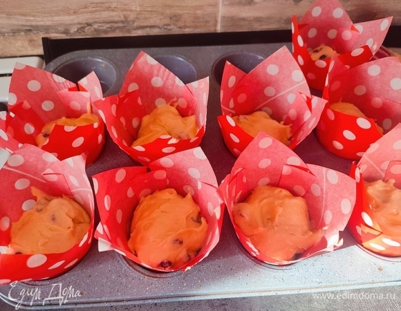 Выпекать можно в одной большой форме или в порционных формочках при температуре 200°C. Для выпекания в большой форме понадобится 40 минут, в порционных — 25 минут.