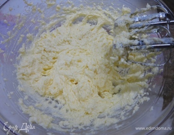 Взбейте мягкое сливочное масло с сахаром. Продолжая взбивать, добавьте яйцо.
