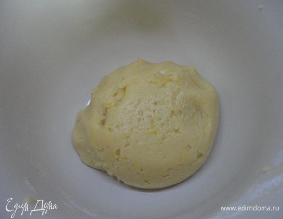 Добавьте цедру одного лимона и просеянную смесь муки с разрыхлителем. Тщательно вымесите тесто и поместите его в холодильник на 1 час.