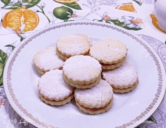 Для прослойки соедините варенье (желательно погуще) с крахмалом. Воду добавьте, ориентируясь на густоту своего варенья. Помешивая, доведите до кипения и остудите. Смажьте половину печений и соедините со второй половиной. И в финале посыпьте сахарной пудрой.