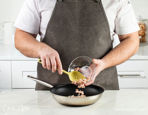 Бекон мелко нарежьте и обжарьте на сковороде до хруста. Переложите крошку из бекона на бумажное полотенце, чтобы удалить лишний жир.