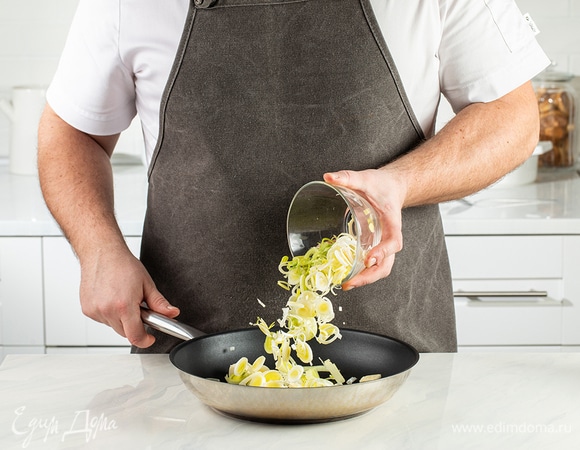 Белую часть лука-порея нарежьте на тонкие кольца и обжарьте на сливочном масле до золотистого цвета.