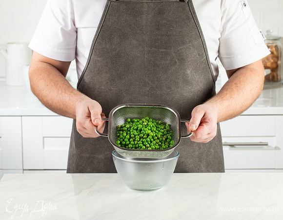 Готовый горошек откиньте на сито и промойте холодной водой, чтобы остановить процесс приготовления. Отложите несколько бобов для украшения.