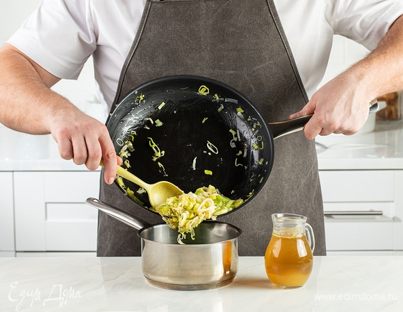 Соедините готовый горошек, жареный лук-порей и бульон. Доведите все вместе до кипения и снимите с огня.