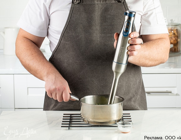 Измельчите суп с помощью погружного блендера REDMOND BH402. Приправьте сахаром и солью по вкусу и снова все взбейте. Если масса получилась слишком густой, добавьте еще бульона или кипятка. 