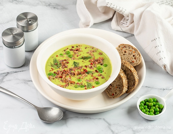 Верните суп-пюре на огонь и снова прогрейте. Разлейте по тарелкам, украсьте крошкой из бекона, сохраненным зеленым горошком и подавайте.