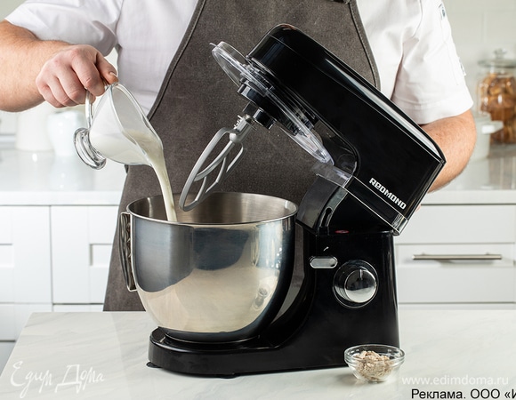 В чаше планетарного миксера REDMOND FM601 соедините теплый кефир с дрожжами, перемешайте с помощью специальной насадки.