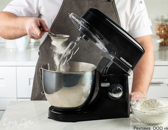 Добавьте просеянную муку и продолжайте замешивание теста.