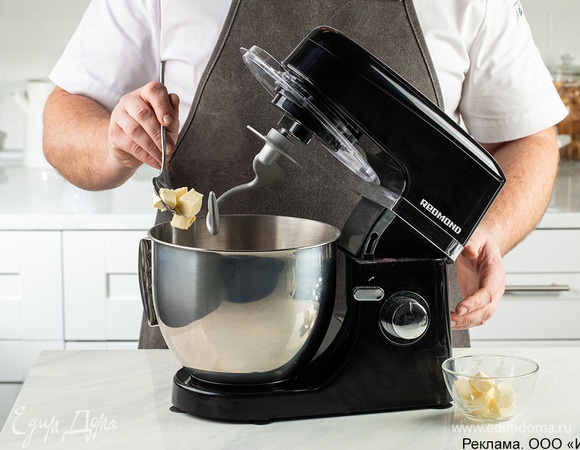 Смените насадку на крюк и по частям введите размягченное сливочное масло.
