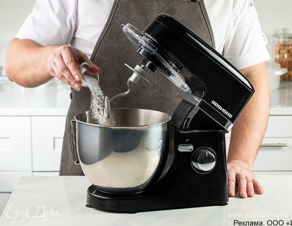 Всыпьте соль и месите тесто еще около 10 минут. Заготовка должна стать пластичной.