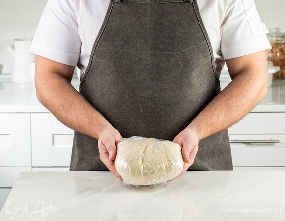 Готовое упругое тесто оберните пищевой пленкой и оставьте на 40 минут при комнатной температуре.