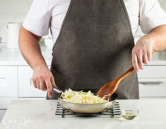 Для начинки нашинкуйте белокочанную капусту и потушите ее в глубокой сковороде под крышкой на маленьком огне. Предварительно смажьте сковороду 3 ст. л. растительного масла.