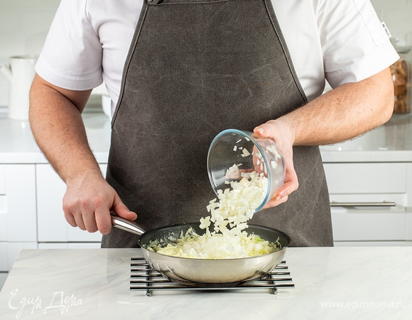 Репчатый лук нарежьте мелкими кубиками и добавьте к капусте. Продолжайте тушить на маленьком огне до мягкости овощей.