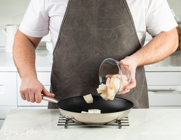 Треску нарежьте и обжарьте на оставшемся растительном масле по 1–2 минуте с каждой стороны. Важно, чтобы рыба слегка схватилась, но не высохла.