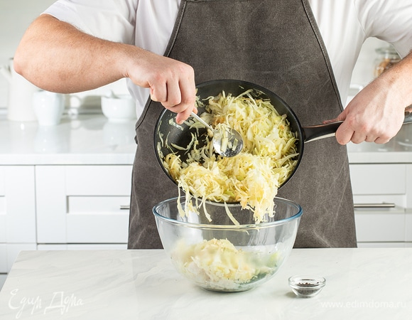 Смешайте в миске тушеные овощи и рыбу, добавьте рубленую зелень, соль и смесь перцев. Хорошо все перемешайте.