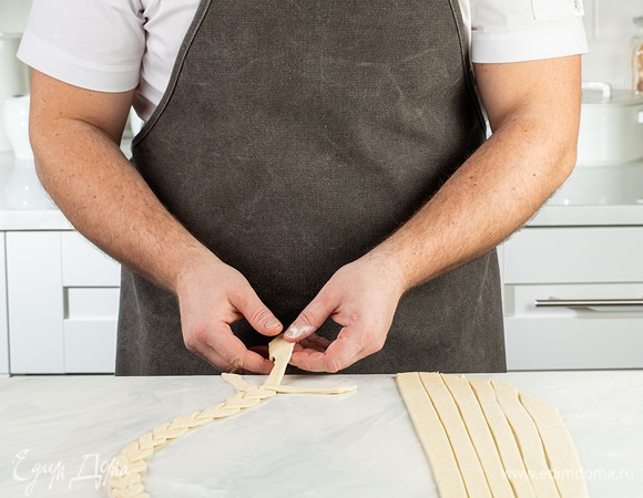 Сплетите из лент косички.