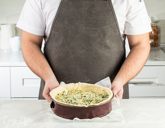 Выложите начинку на основу пирога.