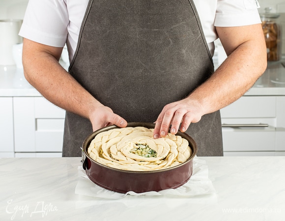 Накройте заготовку «вязаной» частью и хорошо скрепите края.