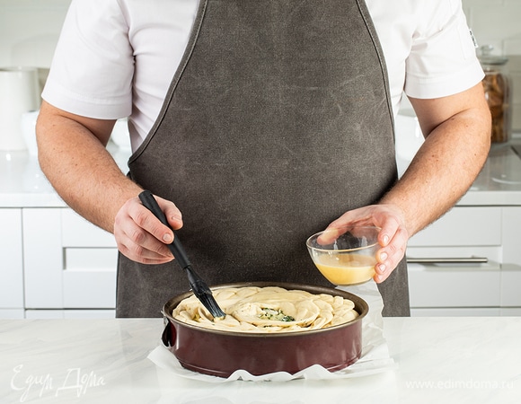 Взбейте яйцо с молоком и смажьте заготовку.