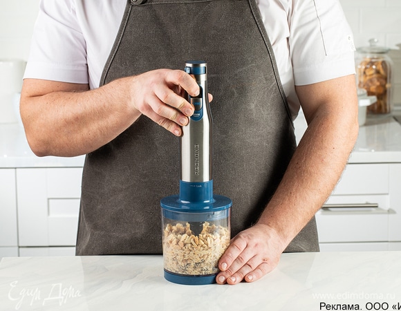 Очистите плоды от шелухи и переложите в чашу блендера REDMOND BH402.