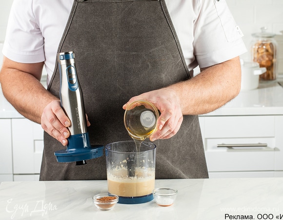 Влейте растительное масло и измельчите все в блендере до гладкой консистенции. Добавьте щепотку соли, мед и какао-порошок, снова все взбейте. Попробуйте на вкус и при необходимости добавьте еще соли.