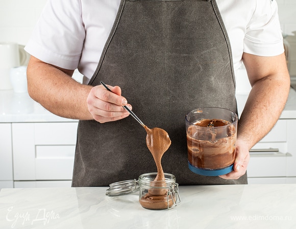 Готовую арахисовую пасту переложите в банку с плотно закрывающейся крышкой и подавайте.