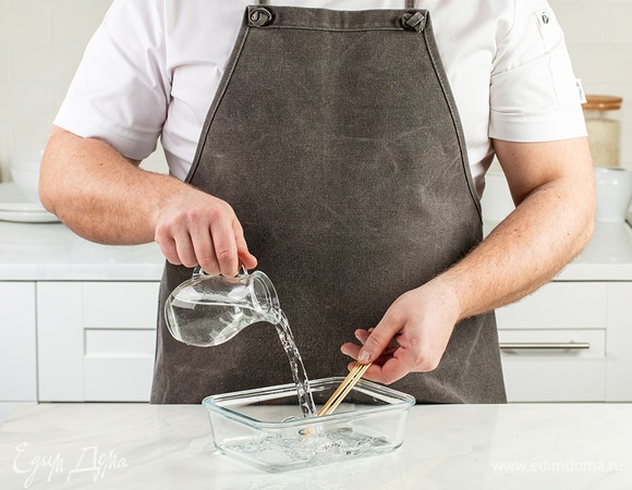 Замочите бамбуковые шпажки в воде за полчаса до приготовления. Это защитит их в условиях высокой температуры.