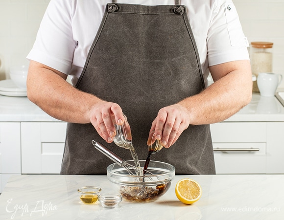 Подготовьте маринад: для этого мед соедините с лимонный соком, соевым соусом и растительным маслом. Добавьте специи и перемешайте до однородного состояния.