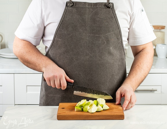 Яблоки разрежьте на четвертинки и удалите сердцевину. Затем разрежьте каждую четвертинку поперек на 2–3 части, в зависимости от размера фрукта.