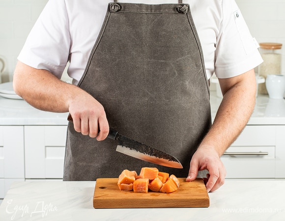 Семгу нарежьте крупными кубиками и обсушите бумажными полотенцами.