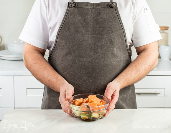 Подготовленные продукты выложите в маринад и оставьте на 15 минут (можно больше).