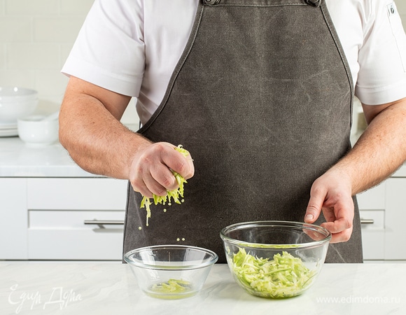 Мякоть кабачка натрите на крупной терке и отожмите жидкость.