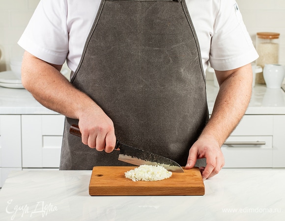 Лук очистите и мелко нарежьте.