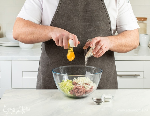 Соедините все ингредиенты (кроме сметаны) в глубокой миске, хорошо перемешайте и сформируйте небольшие котлеты.