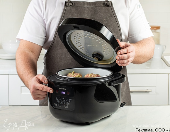 Включите программу «‎Пар» в мультиварке REDMOND MC100, выложите котлеты и оставьте на 25–30 минут.