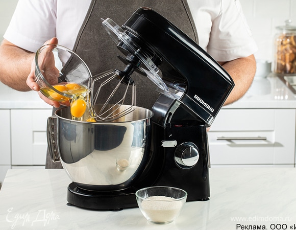 С помощью планетарного миксера REDMOND FM601 взбейте до однородности яйца и сахар.