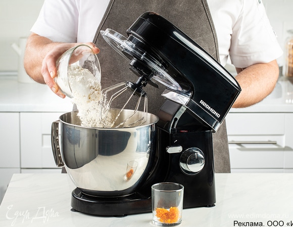 Постепенно добавляя в яичную смесь муку, замешайте тесто. Следом всыпьте апельсиновую цедру и аккуратно перемешайте ложкой.