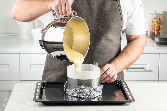 Форму застелите бумагой для выпечки, вылейте тесто и отправьте в духовку на 35–40 минут при температуре 170°С. Не открывайте духовку первые 25 минут, чтобы тесто не осело.
