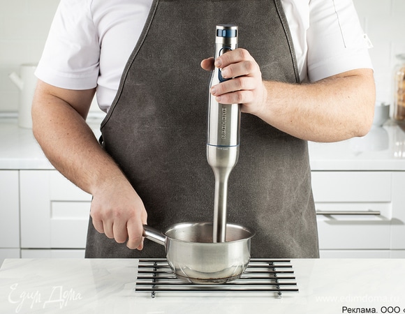 В это время подготовьте крем. Для этого 130 граммов клубники доведите до кипения на медленном огне. После чего пюрируйте с помощью погружного блендера.