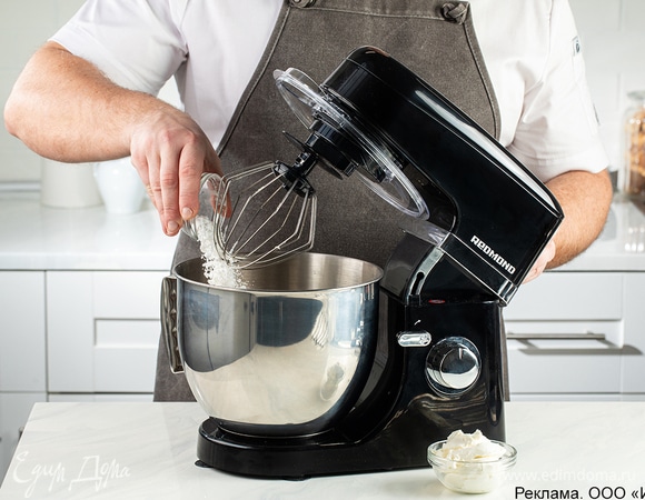 Пока пюре остывает, смешайте сливочное масло, сливочный сыр и сахарную пудру в чаше миксера.