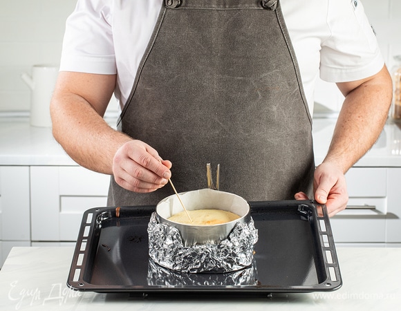 Когда бисквит испечется, проверьте его готовность деревянной палочкой. Если она на выходе останется сухой, все в порядке.