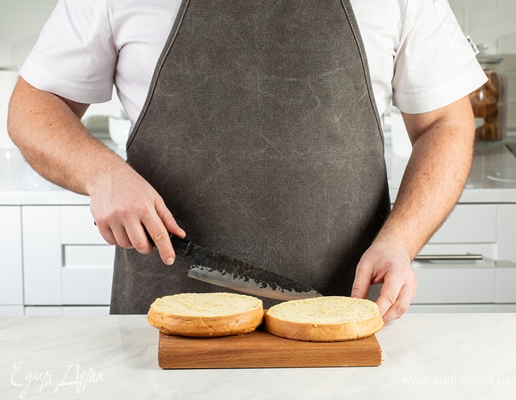 Извлеките бисквит из формы и дайте остыть. Затем разделите его на две равные части.