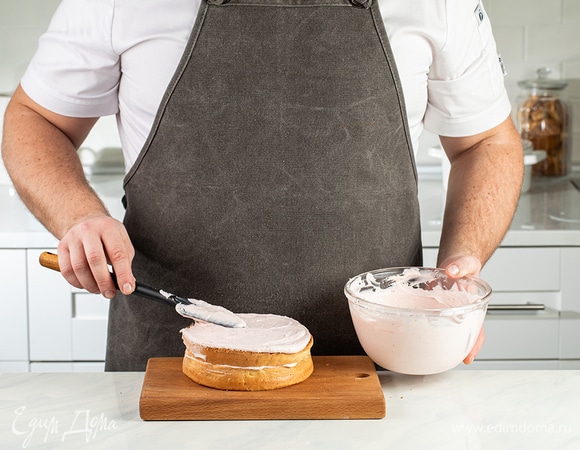 Каждый корж смажьте клубничным крем-чизом и выложите друг на друга. Сверху покройте торт оставшимся кремом.