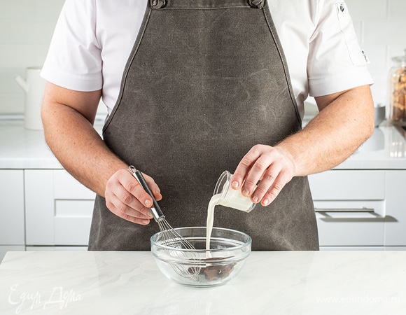 Осталось приготовить шоколадный ганаш. Для этого растопите темный шоколад на медленном огне и залейте сливками. Перемешайте и дождитесь, когда масса станет густой.