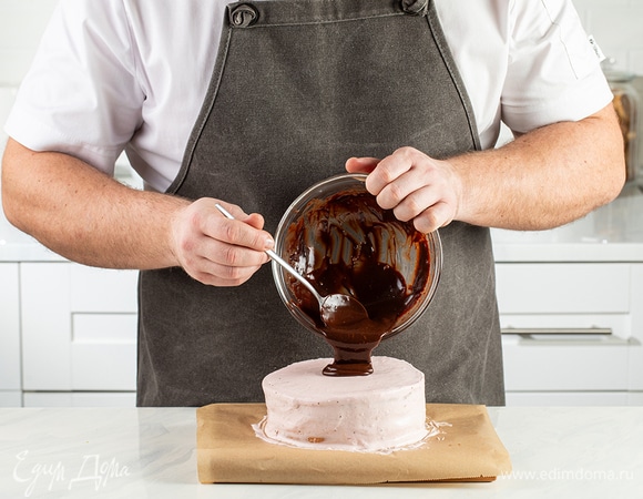 Покройте торт шоколадом.