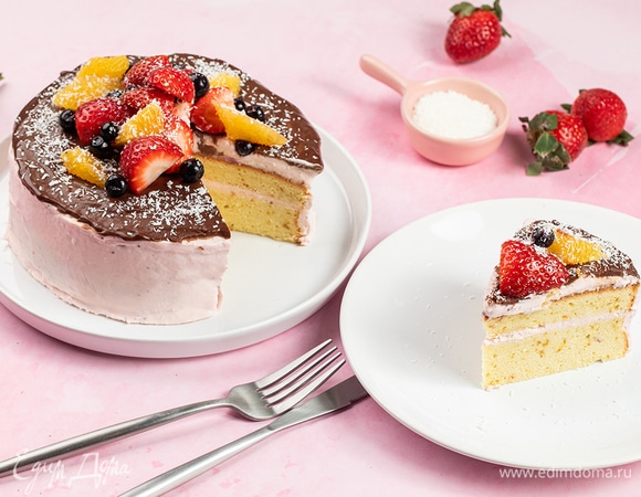 Украсьте десерт клубникой, дольками апельсина, черной смородиной и кокосовой стружкой. Приятного аппетита!