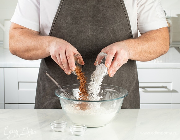 Смешайте сухие ингредиенты: муку, какао-порошок, разрыхлитель, сахарную пудру и соду.